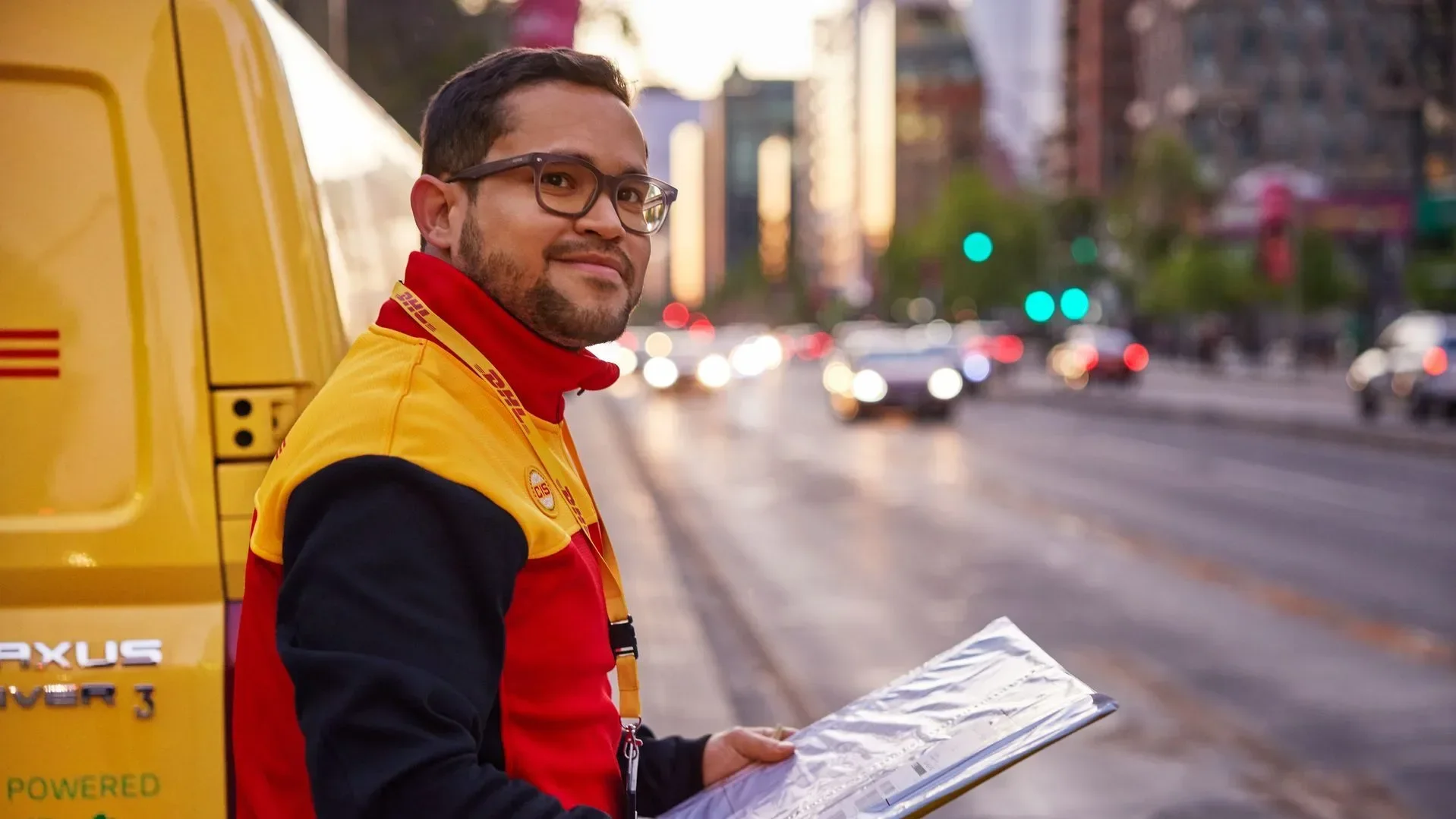 Dhl group 24ggt5joqt 23 10 dhl 22853 city lights 1920x1080px