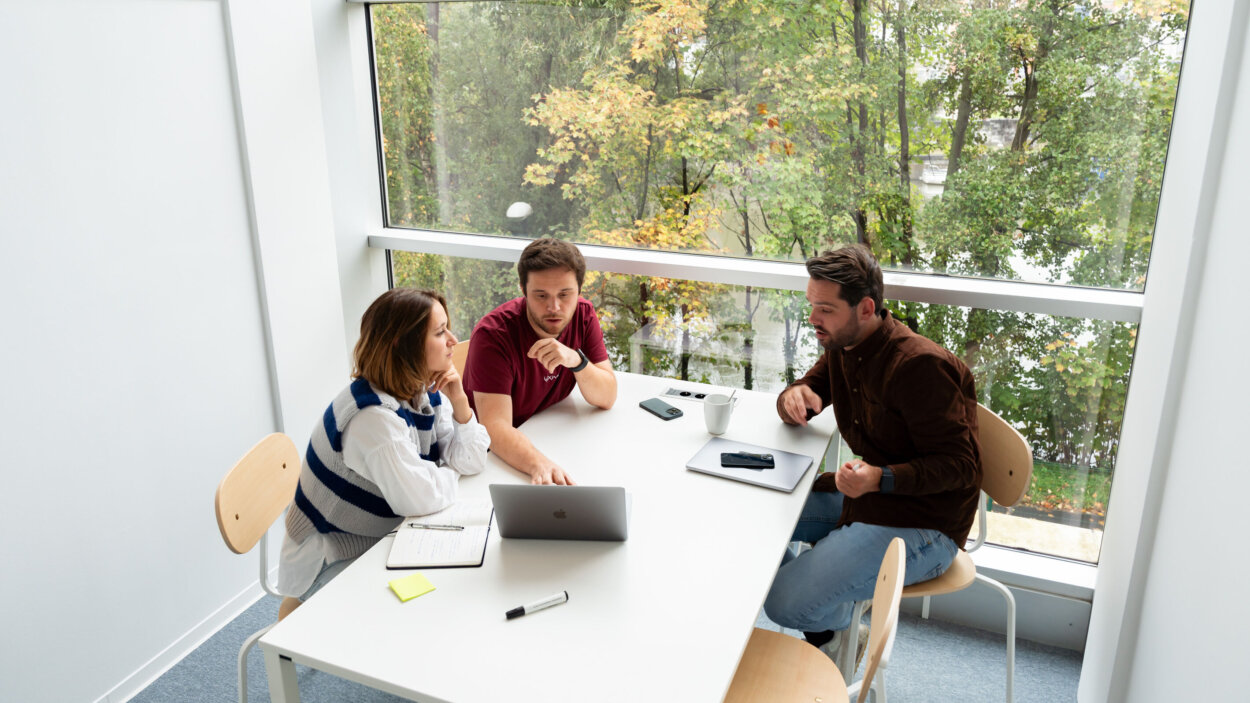 Fran, Pieter-Jan en Robin houden een interview