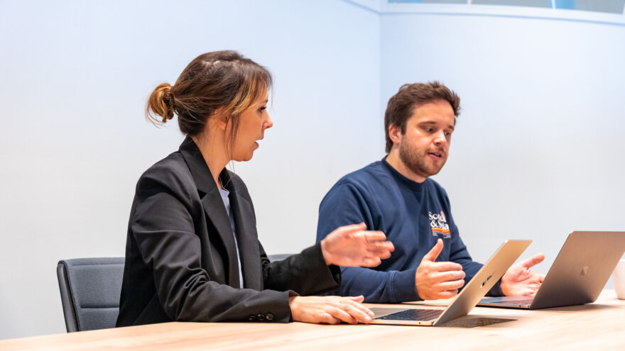 Sarie en Pieter-Jan die een fist click test houden