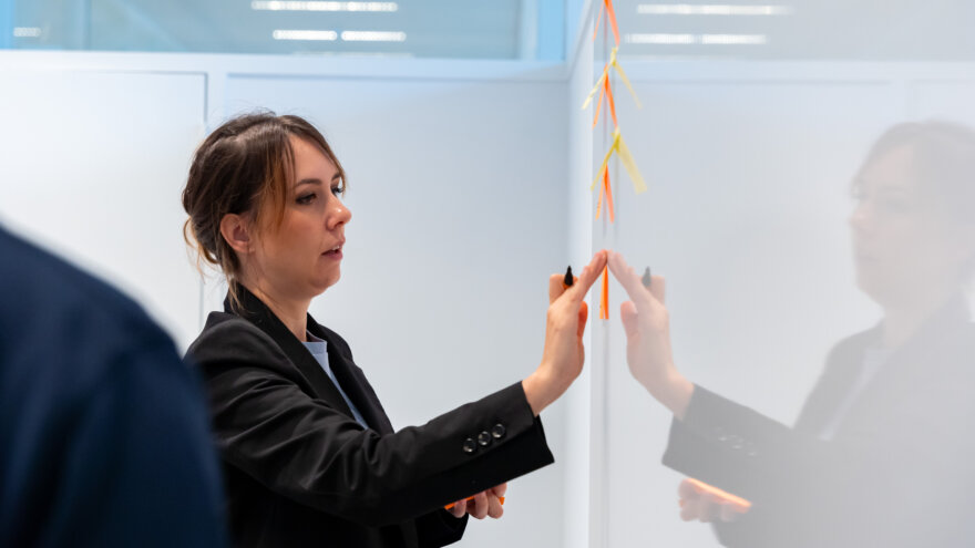 Sarie, een collega van UXMen aan een whiteboard