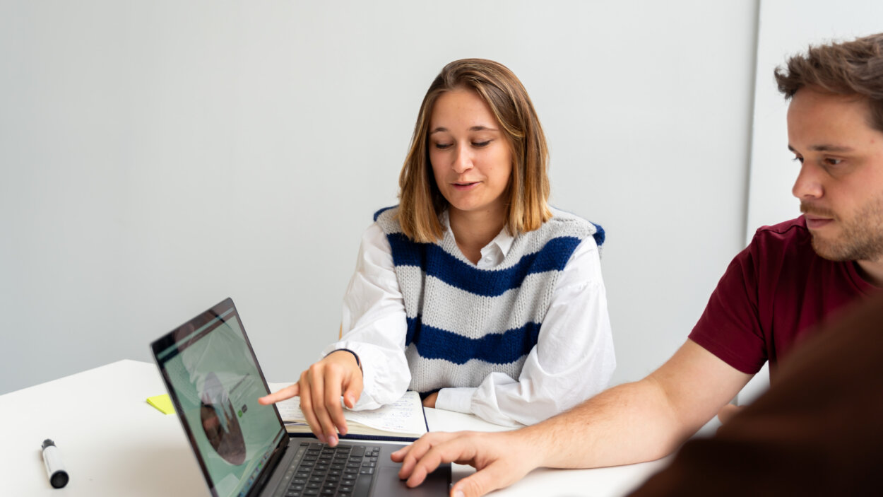 Fran en Pieter-Jan beoordelen een design op laptop