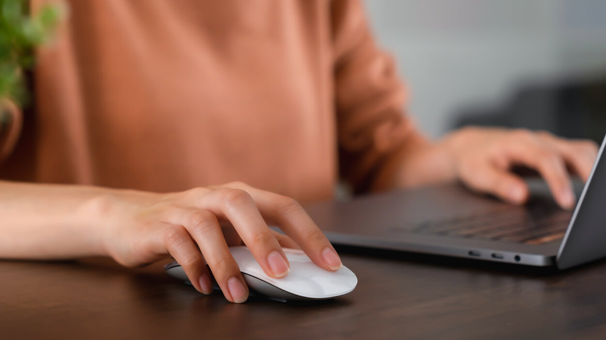 Vrouw met muis en laptop