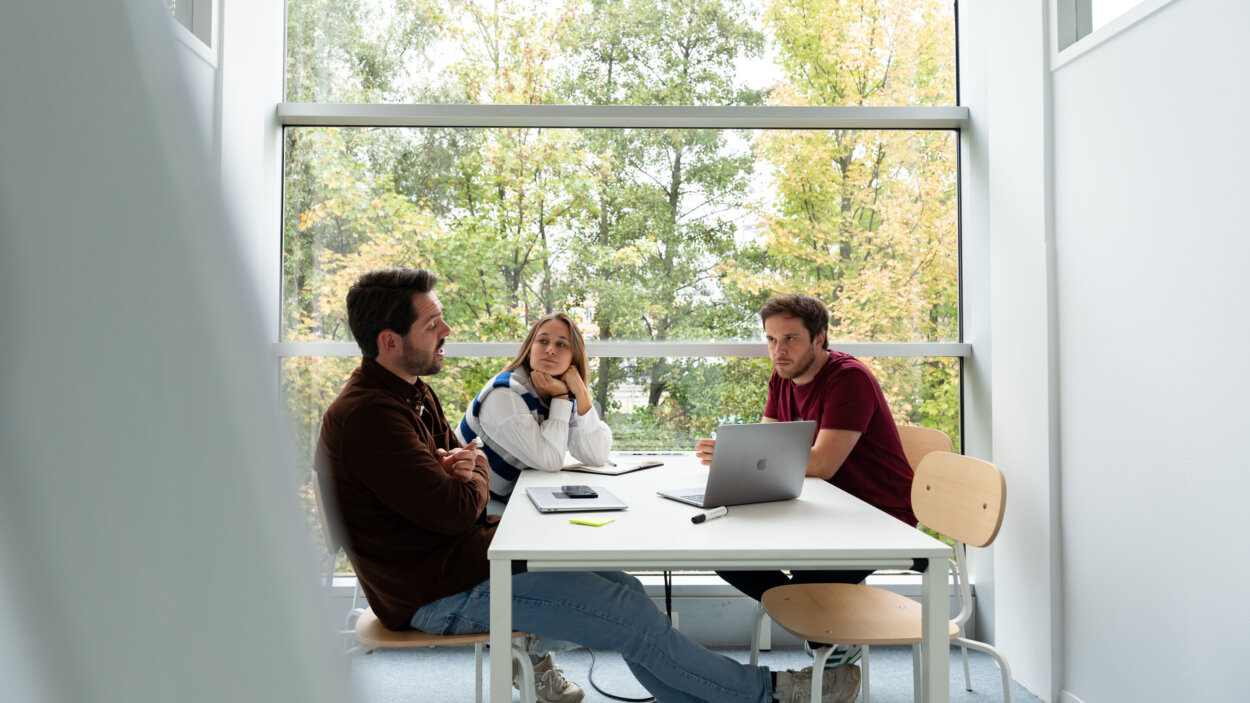 Pieter-jan, Fran en Robin in een meetingroom.