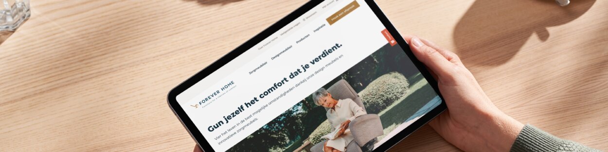 Een tablet met de homepagina van Forever Home