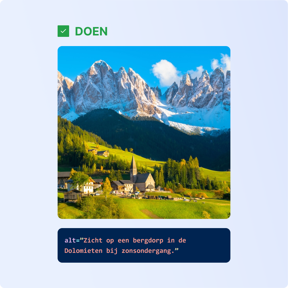 Zicht op een bergdorp in de Dolomieten bij zonsondergang.