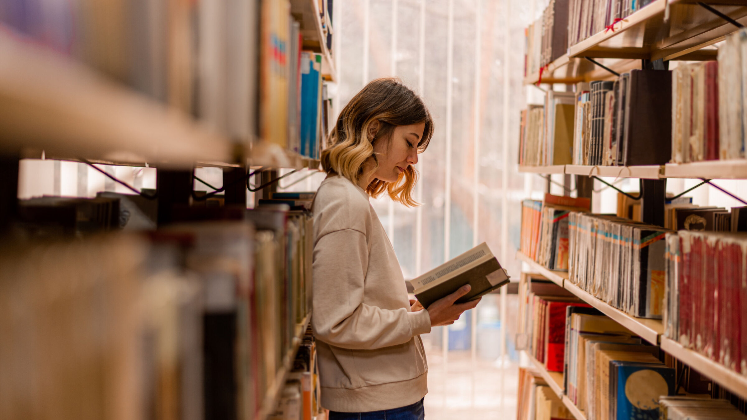 Vrouw in bibliotheek