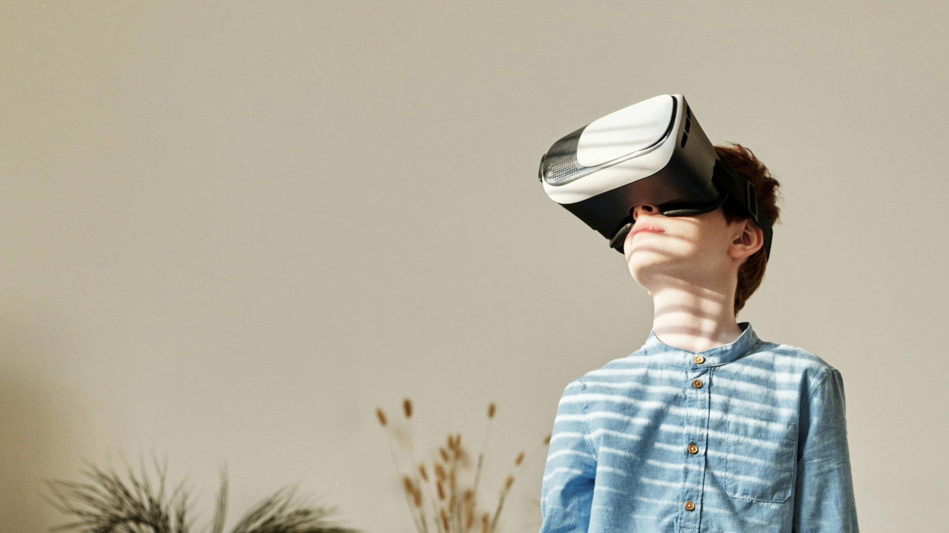 Jongen van hogeschool leeftijd met een VR-bril op