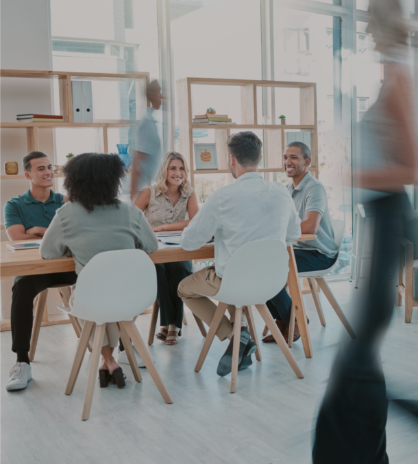 De afbeelding toont een ontspannen vergadering in een lichte, moderne kantoorruimte.