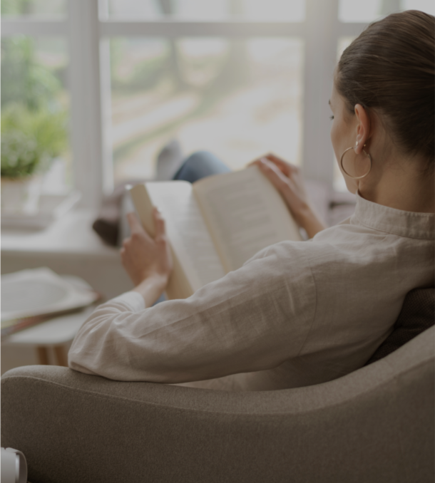 Vrouw leest een boek