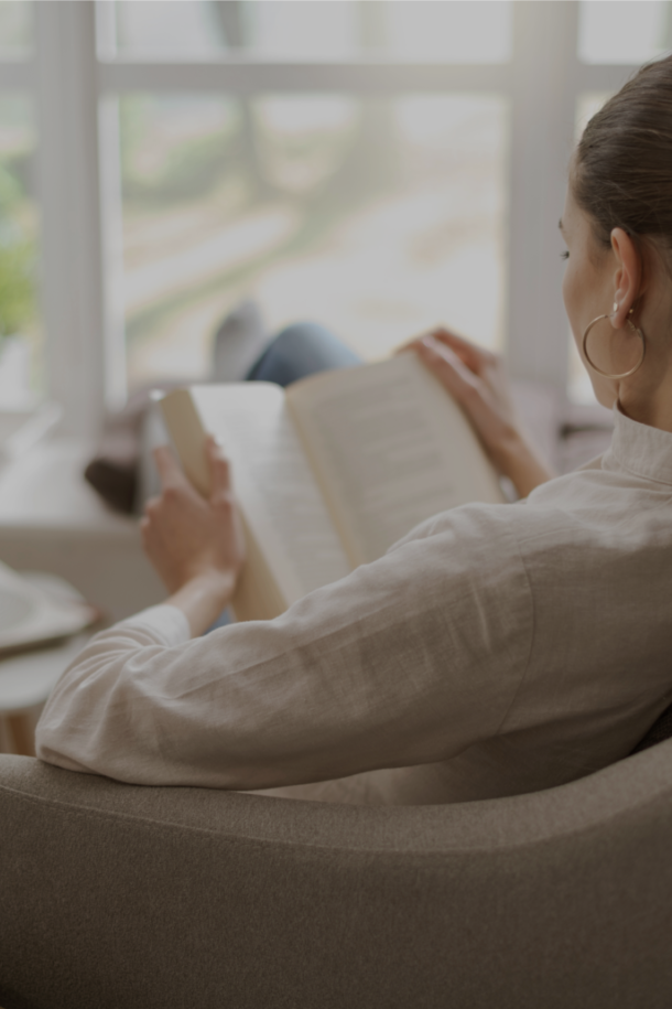 Vrouw leest een boek