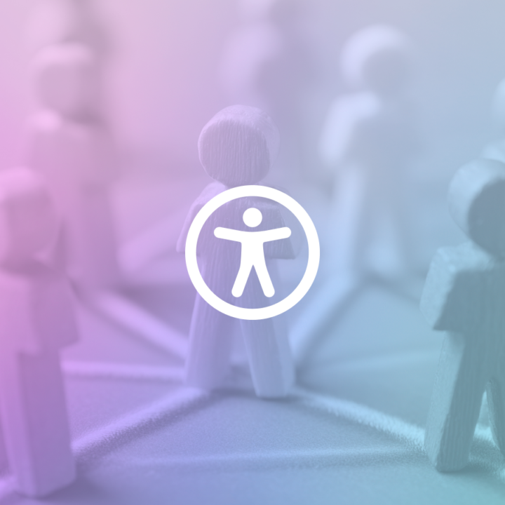 Abstracte houten figuren verbonden door lijnen, met een centraal wit universeel toegankelijkheidssymbool tegen een paars-blauw kleurverloop.