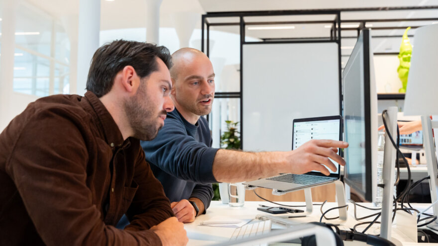 Robin en Bram aan een desktop